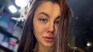 Lin Nova cleavage webcam girl