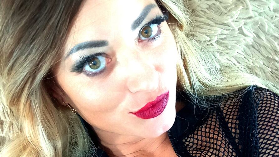 LionessoneForu webcam model chat profile image
