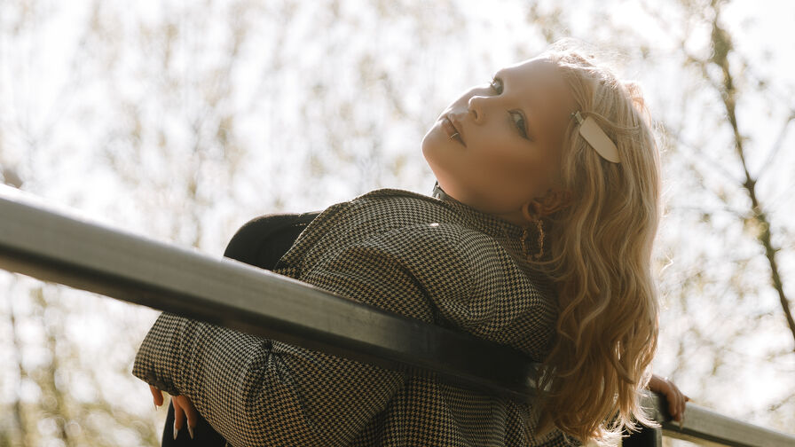 LottieGarza live webcam model profile image