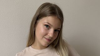 LunaBruoks cam room profile thumbnail