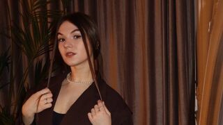 Luna Djein busty live cam model