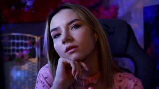 LunaWhis online cam room thumbnail