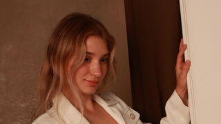 Mae Goreham golden hair cam girl