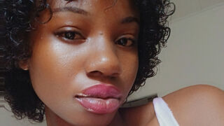 Mae Ricardo busty ebony cam girl