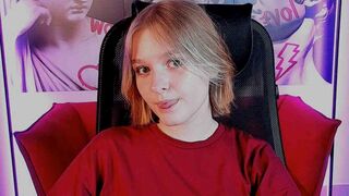 Mellow Melody natural blonde cam girl