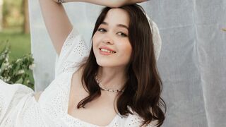 MiaQuince cam chat room thumbnail