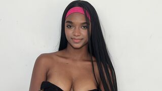 Mia Sachs ebony cam girl