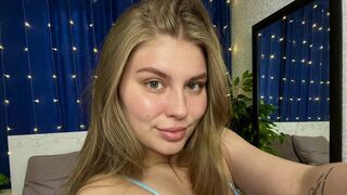 Mila Olivers custom fantasy cam