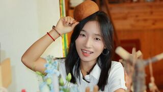 Momoka Yumi smoky eyes webcam girl