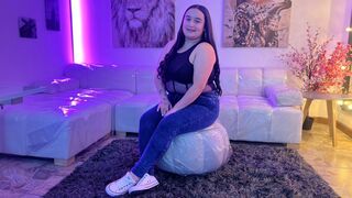 Mona Susan green eyes cam girl