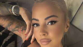 Naomi Blakee blonde webcam model