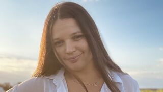 Nata Nova live female webcam model
