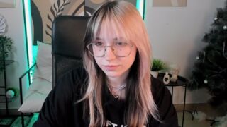 Nickie Calderra busty live cam model