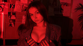 Nicole Bellini busty adult cam preview