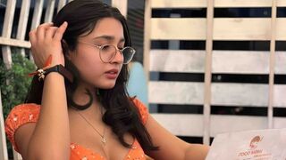 Ria Jane dark eyed webcam girl