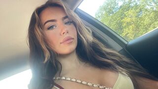 Roxiigirl online model chat thumbnail