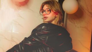 Ruby Mc Evoy golden hair cam girl