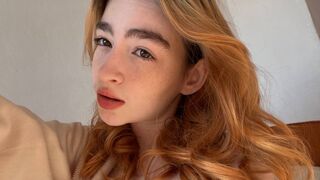 SachaRavizee cam room profile thumbnail