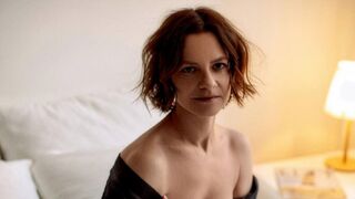 Sandy Way confident MILF cam room