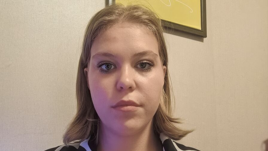 SaturninaLeavitt adult chat room profile image