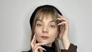 Scarlett Moreau white webcam model preview