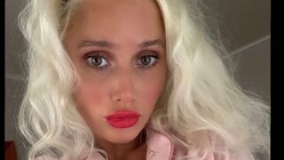 Shira Mitman blonde cam girl