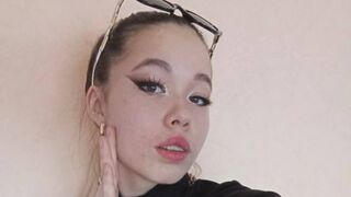 Steffanie Pons pierced tattooed cam girl