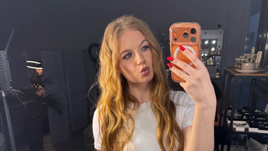 TainaSaffo cam model profile profile image