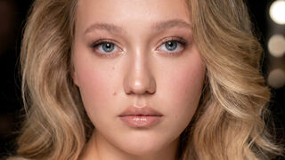 Tina Shelton white blue eyes webcam model