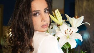Vanessa Doyle solo cam girl room