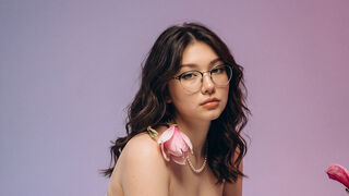 Veronica Hardy busty live cam model