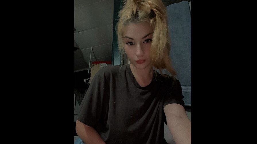 WinonaRidem webcam room profile profile image