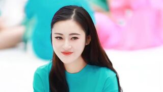 Yolanda Yang cleavage webcam girl