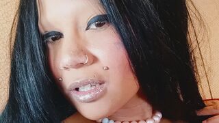 Zarah Manuela body oil cam room